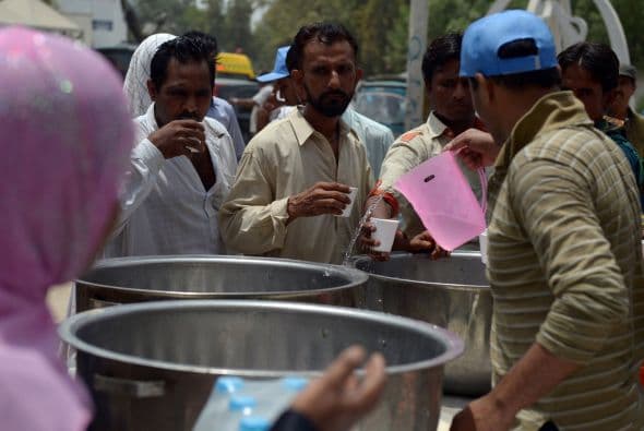 También se han establecido centros para atender a la población, dijo el presidente Asghar Nawaz. Voluntarios proporcionan agua potable.