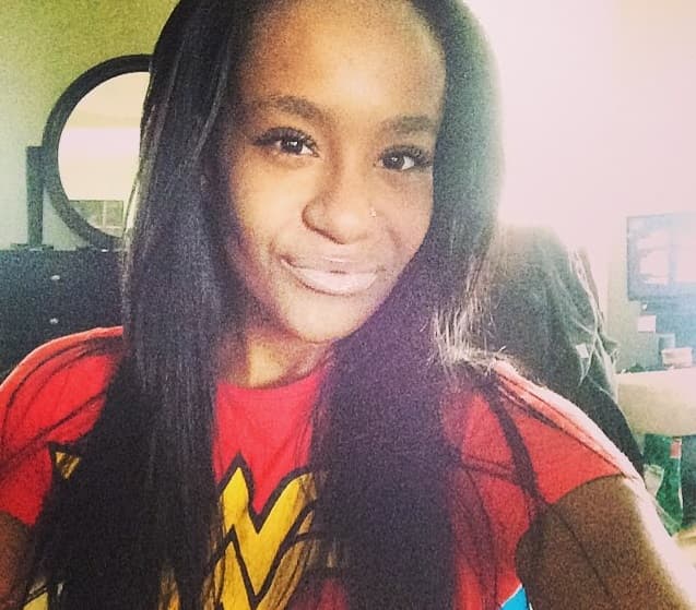 Afuera del lugar donde estuvo Bobbi hubo mucho movimiento, los paparazzi captaron el rostro de desconsuelo de los familiares en todo momento.