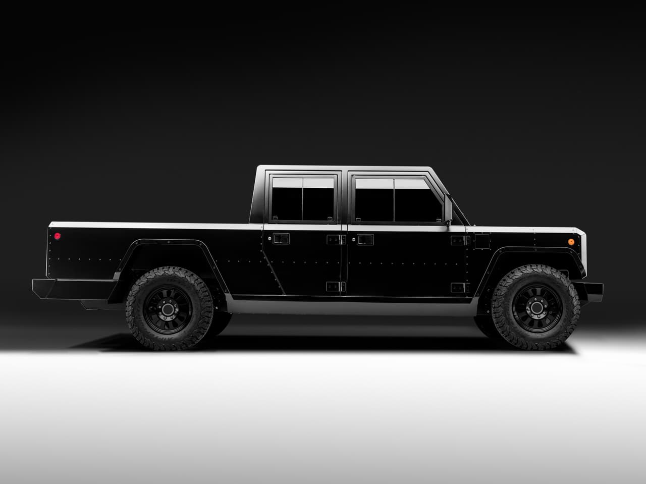Bollinger Motors planea fabricar sus modelos B1 y B2 con los que pretende conquistar el segmento de las SUVs y pickups. Ambos modelos son motivados por motores eléctricos y cuentan con atractivas características para dominar hasta los terrenos más desafiantes.