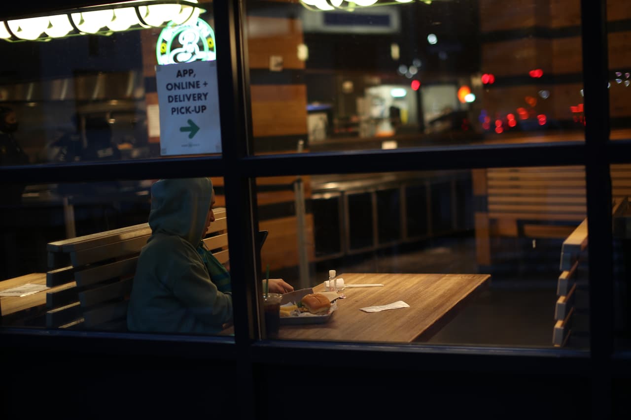 Lo que debes saber sobre la prohibición de comidas al interior de restaurantes en NYC a partir del lunes