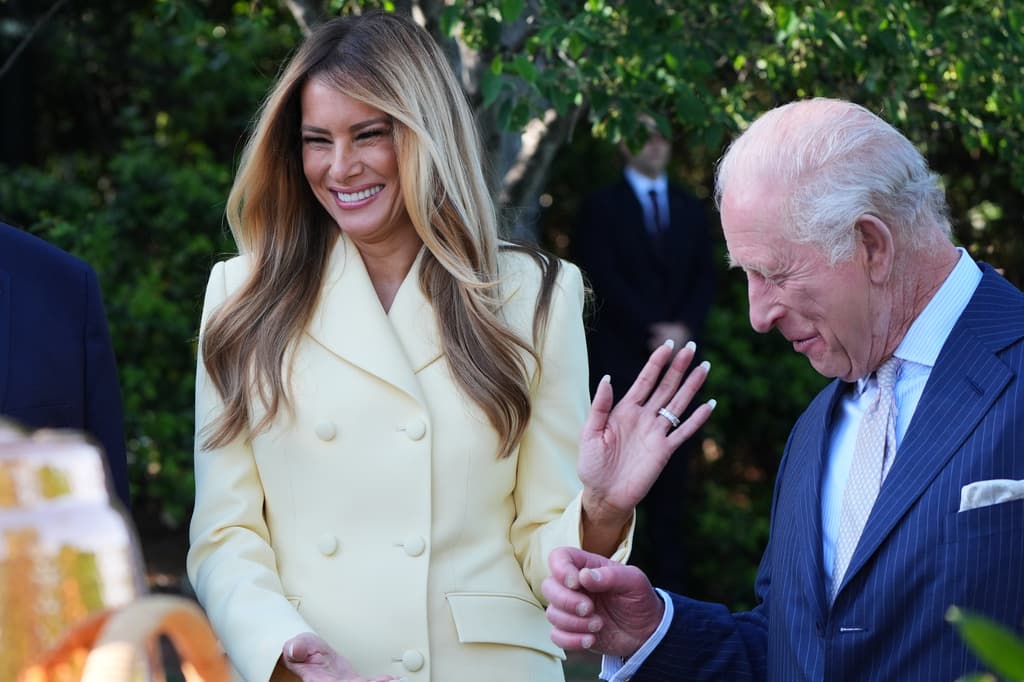 La primera dama de Estados Unidos, Melania Trump, no contuvo la risa con las expresiones del rey Carlos III, quien tiene vasta experiencia en
<b> la apicultura</b>. Ambos intercambiaron impresiones sobre 
<b><a href="https://www.univision.com/noticias/estados-unidos/melania-trump-amplia-programa-de-miel-con-colmena-con-forma-de-la-casa-blanca-previo-a-visita-de-los-reyes-de-inglaterra" target="_blank">la nueva colmena de la Casa Blanca</a></b> para incentivar la producción de miel.