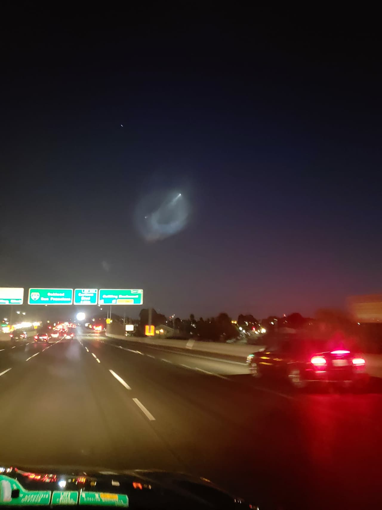 El Falcon 9 visto desde una autopista de Los Ángeles.