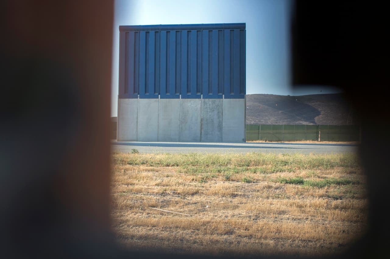 En total, seis compañías constructoras fueron seleccionadas para construirlos y miden 30 pies, el triple que la valla que se colocó a principios de la década de 1990.