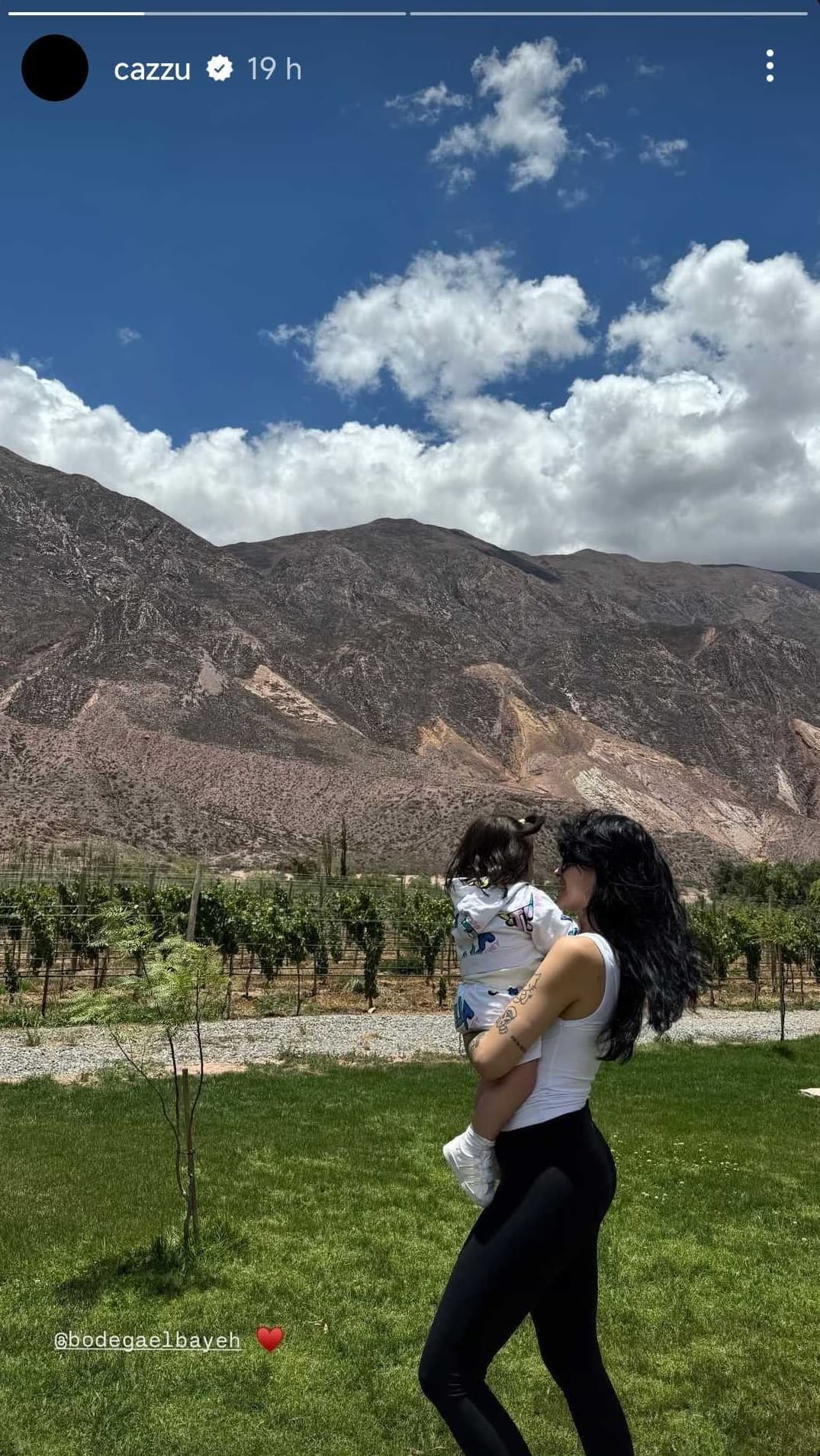 Cazzu presumió su visita con Inti a un viñedo en Argentina.