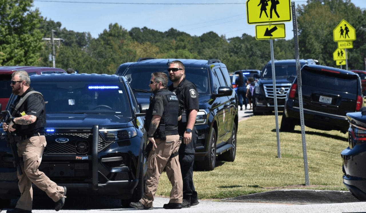 <h2 class="cms-H2-H2"><b>Mira también:</b></h2>
<br>
<br>¿Cómo consiguió el rifle el autor del tiroteo? Es la pregunta que las autoridades se hacen y que buscan responder pues el autor del tiroteo estaba en el radar del FBI y una investigación advertía de sus amenazas para cometer una masacre en una escuela. Esta es la crónica del día después.