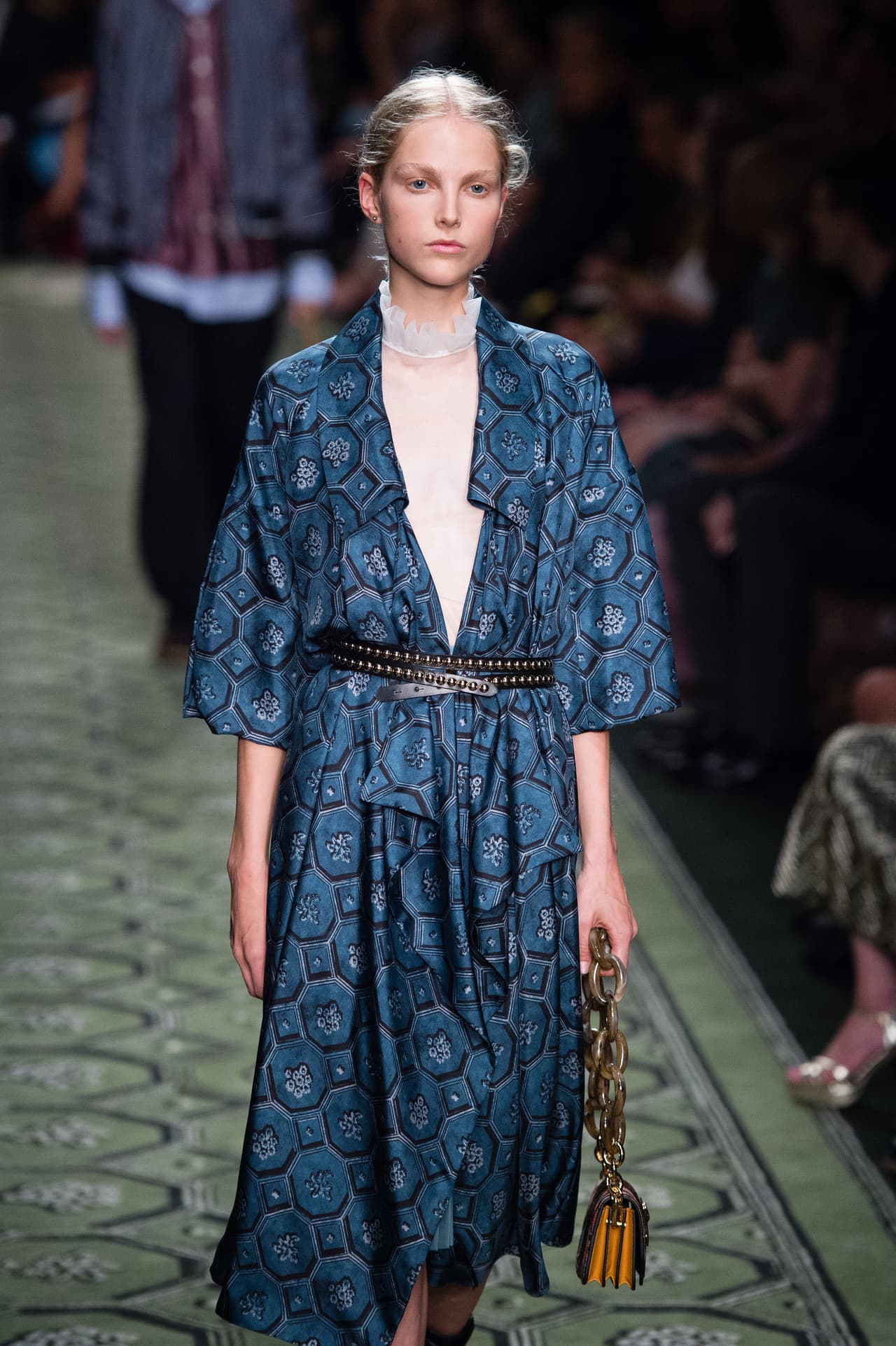 Si bien se puede llevar a manera de saco liviano, ideal para estas épocas de transición, la bata de seda se puede convertir en un formal vestido solo cruzando sus amarres o poniéndole un delgado cinturón.