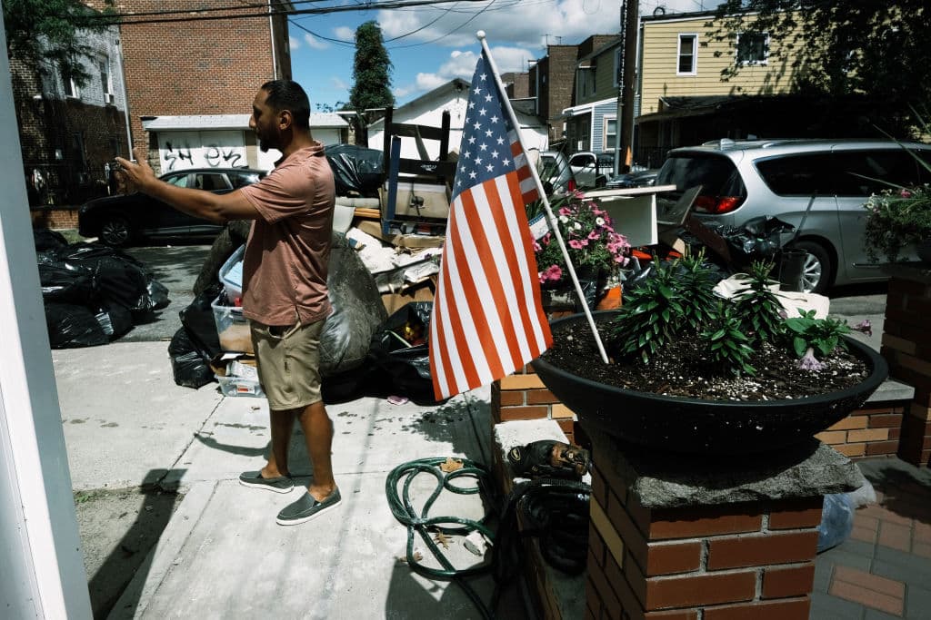 Después de reportar 
<a href="https://www.univision.com/noticias/estados-unidos/tormenta-ida-deja-al-menos-40-muertos-en-el-noreste" target="_blank">al menos 46 personas muertas</a>, 13 de ellas en la ciudad de Nueva York y 25 en Nueva Jersey a causa de las intensasas lluvias remanentes del huracán Ida, la Casa Blanca informó este sábado que el presidente 
<a href="https://www.univision.com/temas/joe-biden">Joe Biden</a> 
<b>visitará este martes Queens, Nueva York, y Manville, Nueva Jersey.</b>