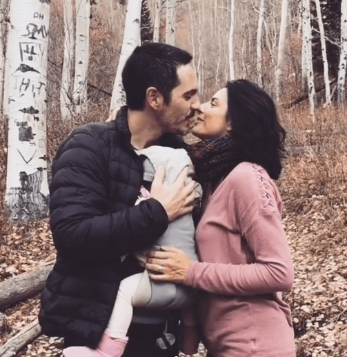 Mientras tanto, Aislinn cautivó Instagram con esta tierna fotografía familiar para despedir el 2018.