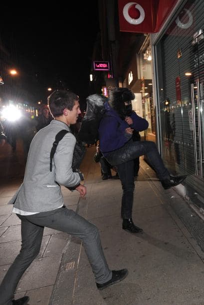 David Cameron, primer ministro, dijo que la policía debe aprender del incidente pero que no se le debe culpar. E insistió en que los manifestantes debían 'sentir todo el peso de la ley'.