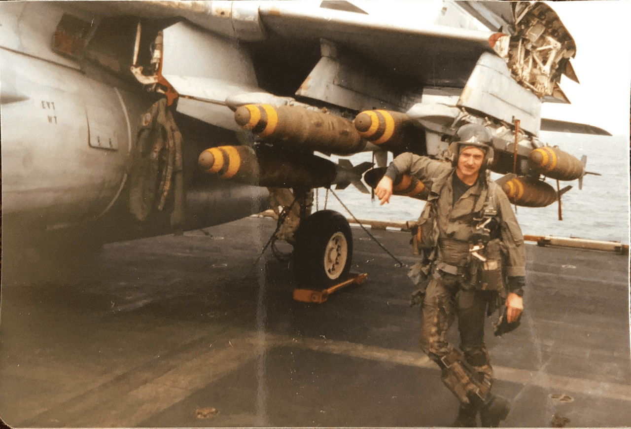 El candidato demócrata y ex astronauta, Mark Kelly, también es piloto de la Marina estadounidense.