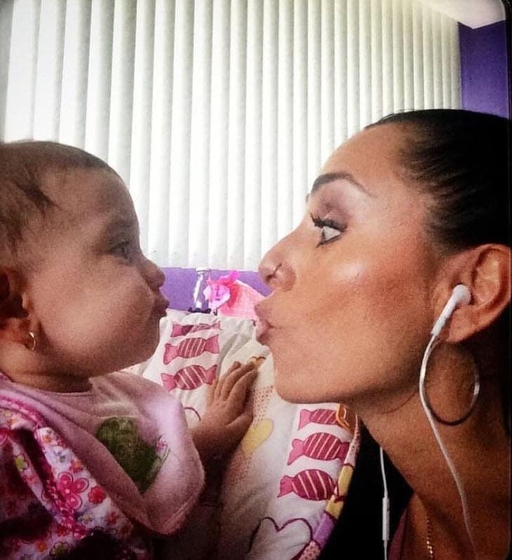 "Han sido momentos límites de mucho riesgo con mi hija, y hay momentos en que 
<b><a href="https://www.univision.com/famosos/ivonne-montero-honrara-junto-a-su-hija-la-memoria-del-asesinado-fabio-melanitto-con-un-altar-el-dia-de-muertos-fotos">sí dan ganas de tirar la toalla</a></b>, por supuesto. El cansancio, el no ver hacia donde", declaró en marzo de 2020 a Televisa Espectáculos.
<br>