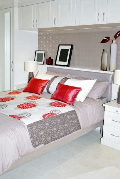 Dale carácter. Que sea pequeño no quiere decir aburrido. Incluye una pieza audaz en tu habitación como un mueble de diseño extravagante, una obra de arte o una luminaria diferente. La idea es darle cierta personalidad al espacio, para distraer de la idea de que se trata de un cuarto estrecho.