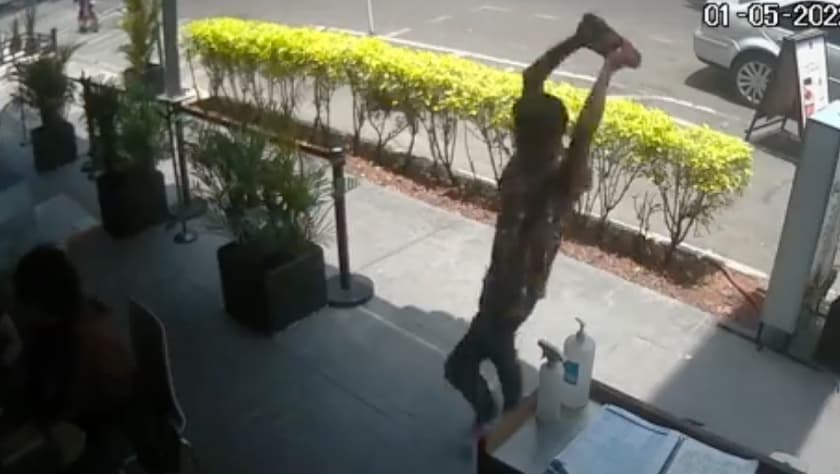 Sujeto golpea por la espalda con una piedra a un comensal en pleno día y huye caminando