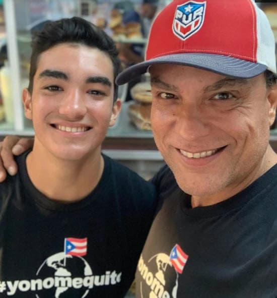 Osvaldo Gabriel es el de en medio y tiene 20 años. A él lo tuvo con Geraldine Anette Fernández, con quien estuvo casado de 2000 a 2004. 
<br>