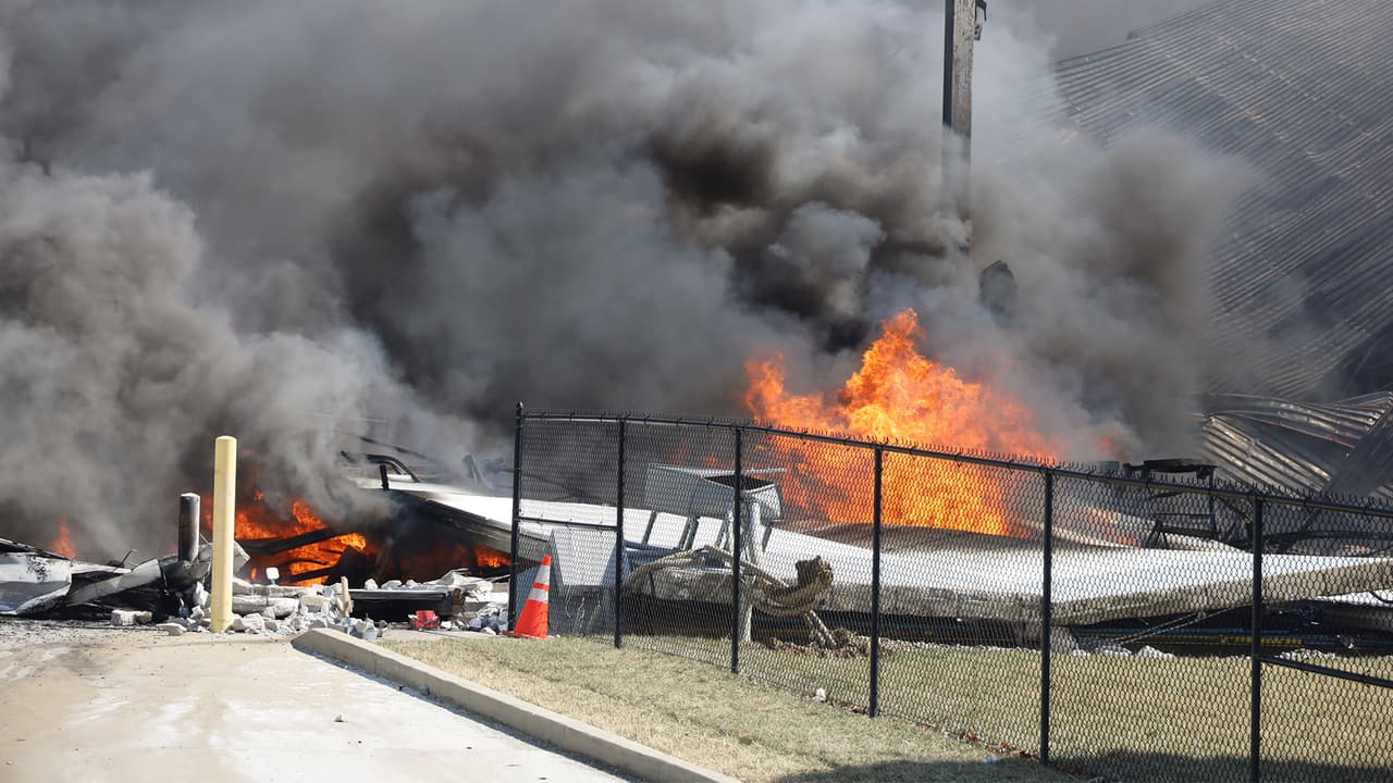El fuego causó importantes daños, 
<b>que terminaron por colapsar</b> 
<b>una parte de la estructura </b>cuando las llamas todavía estaban encendidas.