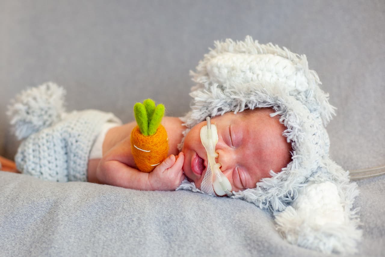 Con unas orejas de conejo muy originales, este bebé posa con su pañal y zanahoria en Texas Health Presbyterian Hospital Plano.