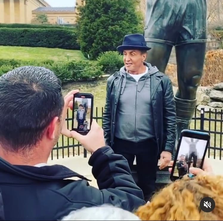 El actor se encontraba en la zona filmando videos promocionales cuando se detuvo para saludar a los estudiantes.