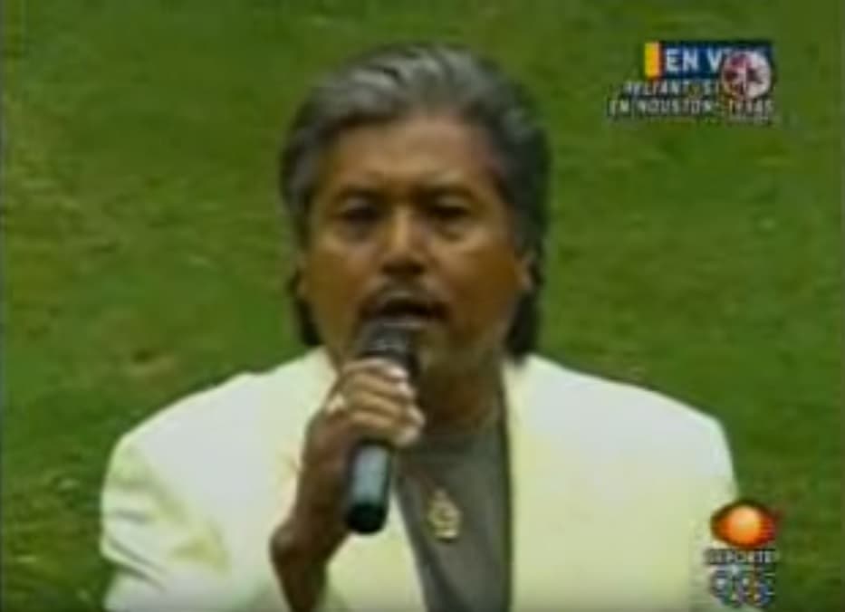 El Himno Nacional Mexicano ha sido también interpretado por artistas de otras nacionalidades como es el caso del 
<a href="https://youtu.be/pdJLA52LUN4?list=RDpdJLA52LUN4">puertorriqueño Luis Ramírez</a>, quien cantó el himno en un juego de América contra Everton en Houston y probablemente hasta aquellos que no se saben de memoria la letra podrían notar el error.