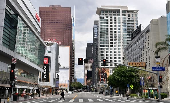 Y el mismo escenario se aprecia en calles regularmente copadas en el centro de 
<a href="https://www.univision.com/local/los-angeles-kmex/">Los Ángeles</a> como la calle Figueroa. En donde hoy no transitan los cientos de carros que hasta hace solo una semana hacían imposible transitarla.
<br>