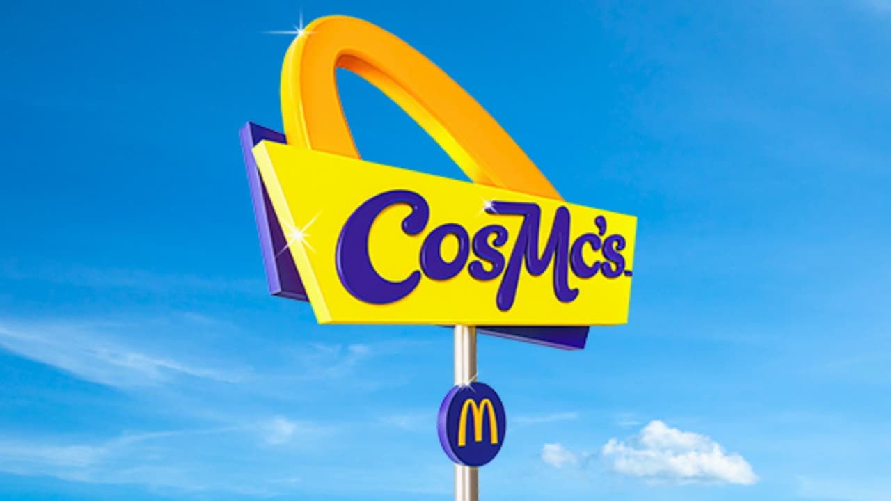 <h3 class="cms-H3-H3">McDonald’s apaga CosMc’s en Texas </h3>
<br>Apenas unos meses después de abrir sus puertas en ciudades como Allen y Fort Worth, e
<b>l experimento de bebidas “CosMc’s” de McDonald’s llegará a su fin este 23 de junio.</b> La cadena confirmó que
<b>cerrará todas las sucursales</b>, una marca que
<b>buscaba competir con Starbucks</b> ofreciendo bebidas frías, frapés, tés infusionados y snacks dulces.
<b>En Texas, estaban operando cuatro locales.</b> “Siempre lo vimos como un laboratorio”, dijo un portavoz de McDonald’s a los medios.
<b>“Vamos a integrar lo que funcionó en nuestros restaurantes tradicionales”</b>.