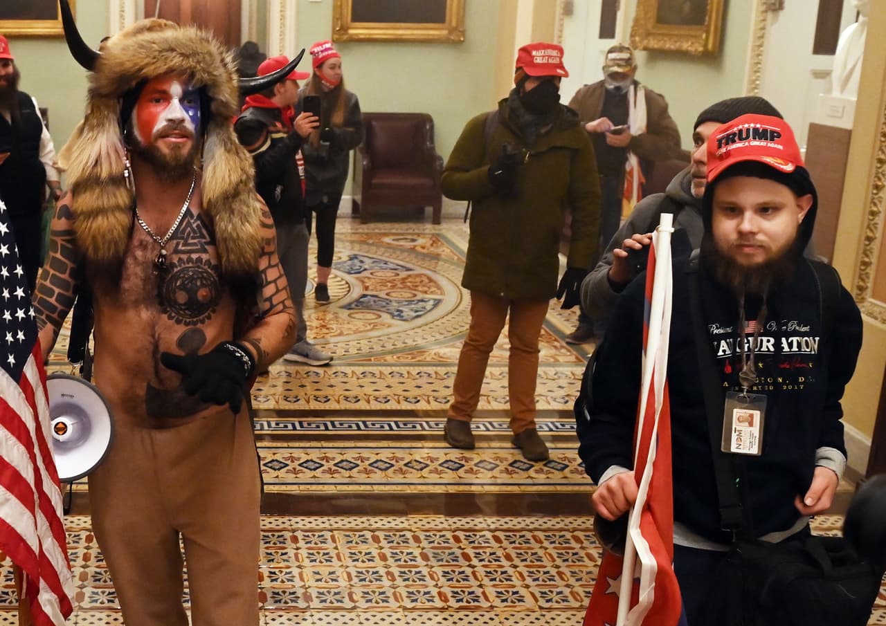 Decenas de imágenes llevaron a empresas a despedir a empleados que participaron en asalto al Congreso