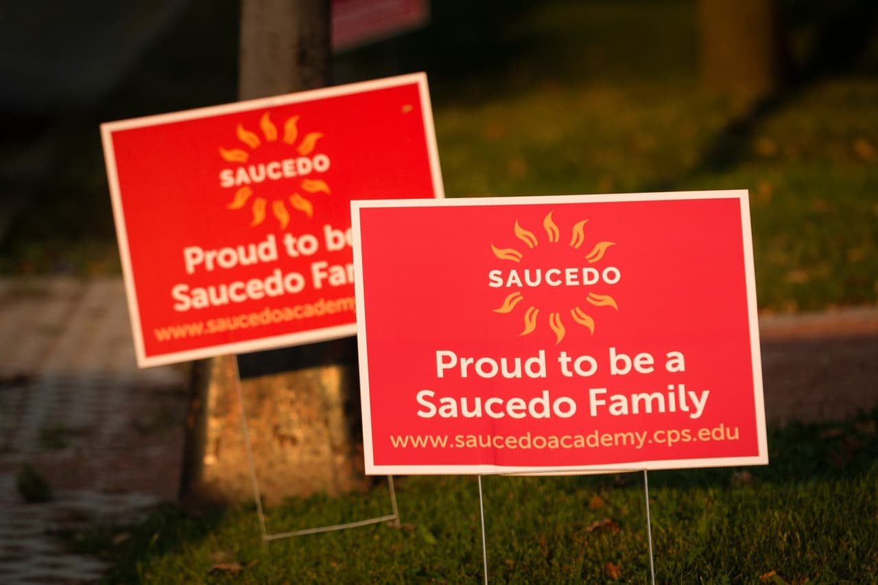La directora de la escuela Saucedo colocó estos letreros por todo el plantel. Ella dice que aunque los estudiantes no están ahí, ella quiere que las familias sepan que ellos todavía son parte de la comunidad.