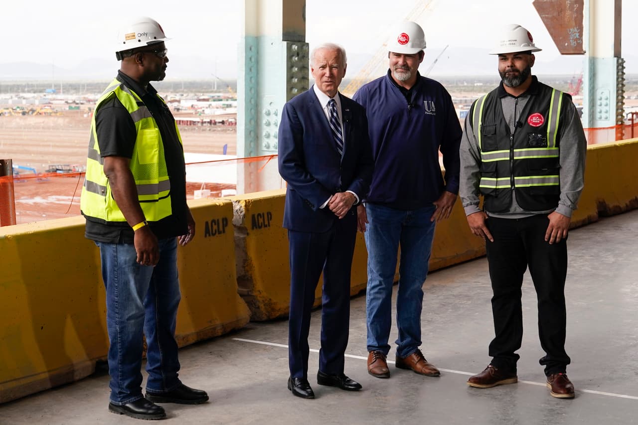 Biden mantiene los empleos en las fábricas fomentados por $52 mil millones en inversiones en semiconductores y otros $200 mil millones para investigación científica ayudarán a revivir a la clase media estadounidense.