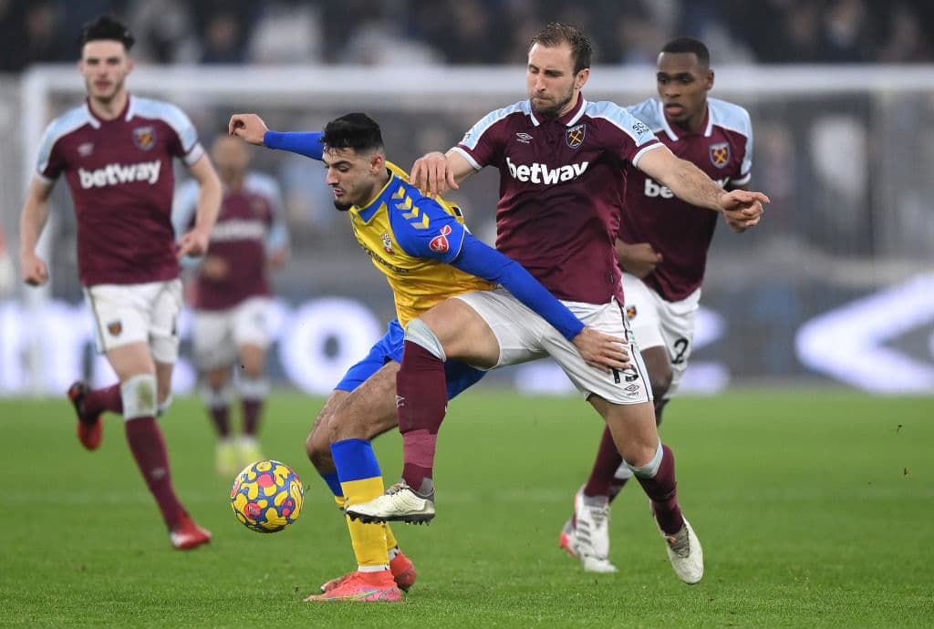 Manchester City goleo 6-3 al Leicester, Arsenal pasa por encima del Norwich City 3-0, Tottenham también golea 3-0 al Crystal Palace y el Southampton consigue apretada victoria de visita 2-3 sobre el West Ham United.