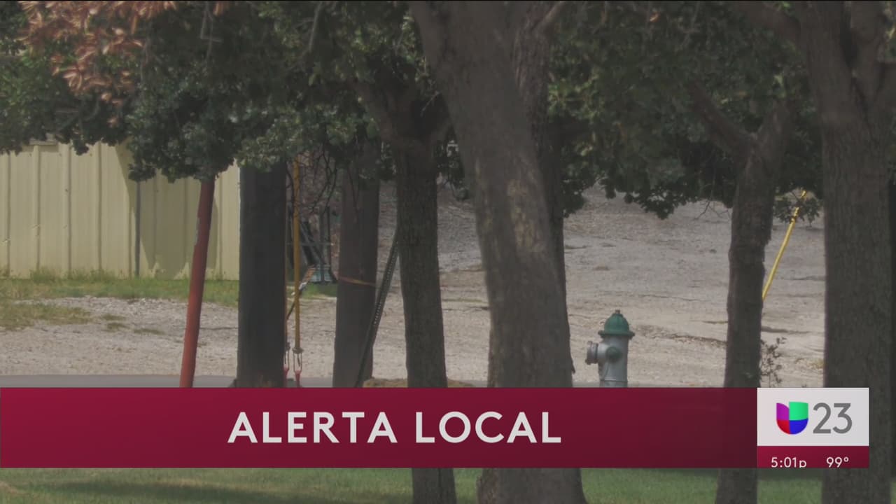 Bomberos luchan para controlar un fuerte incendio en una fábrica de químicos Southlake 