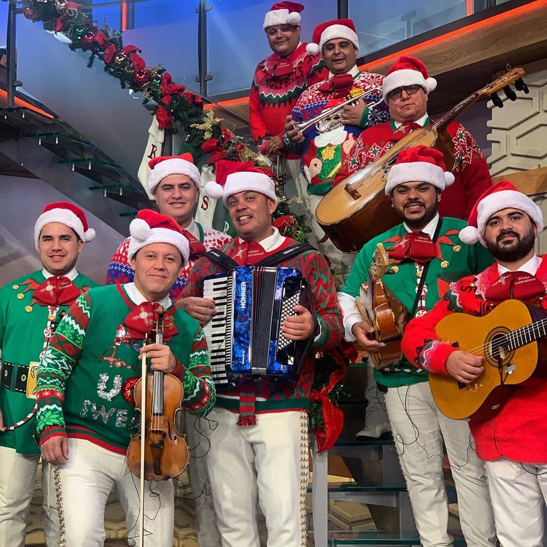 Los músicos del Mariachi México Internacional acompañaron a la familia del show matutino también vestidos con suéteres navideños.
