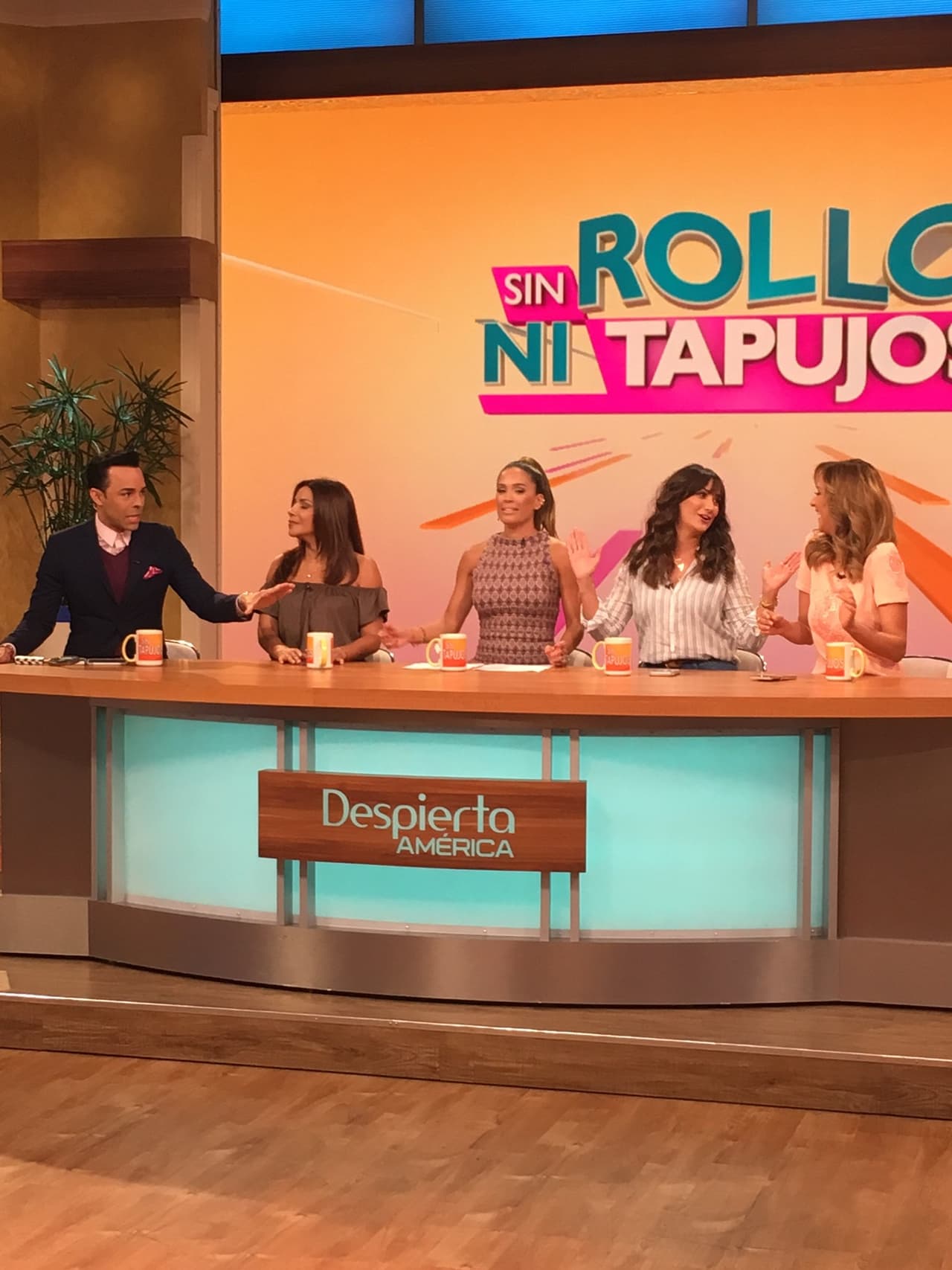 Los mejores temas de actualidad se discuten en el panel de Sin Rollos Ni Tapujos.