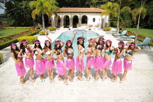 Las chicas disfrutaron de una sesión de fotos muy tropicales bajo el sol de Miami. Las finalistas pasaron una tarde de fiesta y regalaron sus mejores poses para todos los fans que las estarán apoyando en esta nueva aventura. Aleyda, Alina, Ali, Carolina, Gabriela, Josephine, María, María Elena, Nabila, Prissila, Valeria o Yesenia... ...¿Cuál es tu hawaiana favorita?