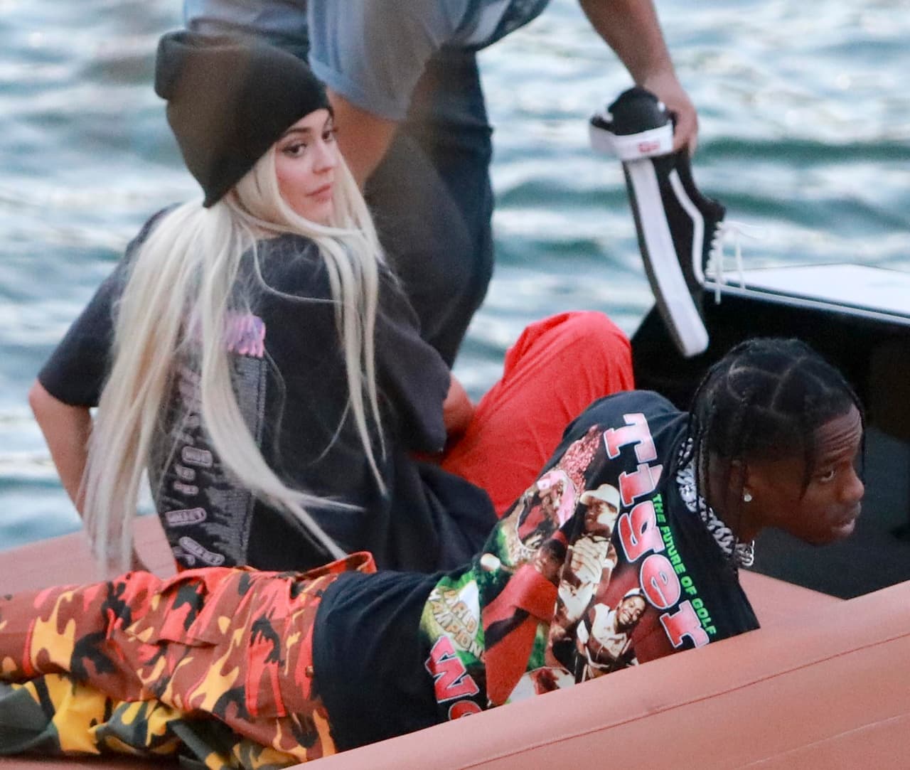 El hecho ocurrió unas horas después de que TMZ
<b> </b>reportara que la empresaria y su actual pareja, el también rapero 
<b><a href="https://www.univision.com/entretenimiento/ni-jenner-ni-scott-este-es-el-apellido-que-llevara-la-hija-de-kylie">Travis Scott (padre de su hija Stormi)</a></b>, decidieron 
<b>separarse por un tiempo</b>.