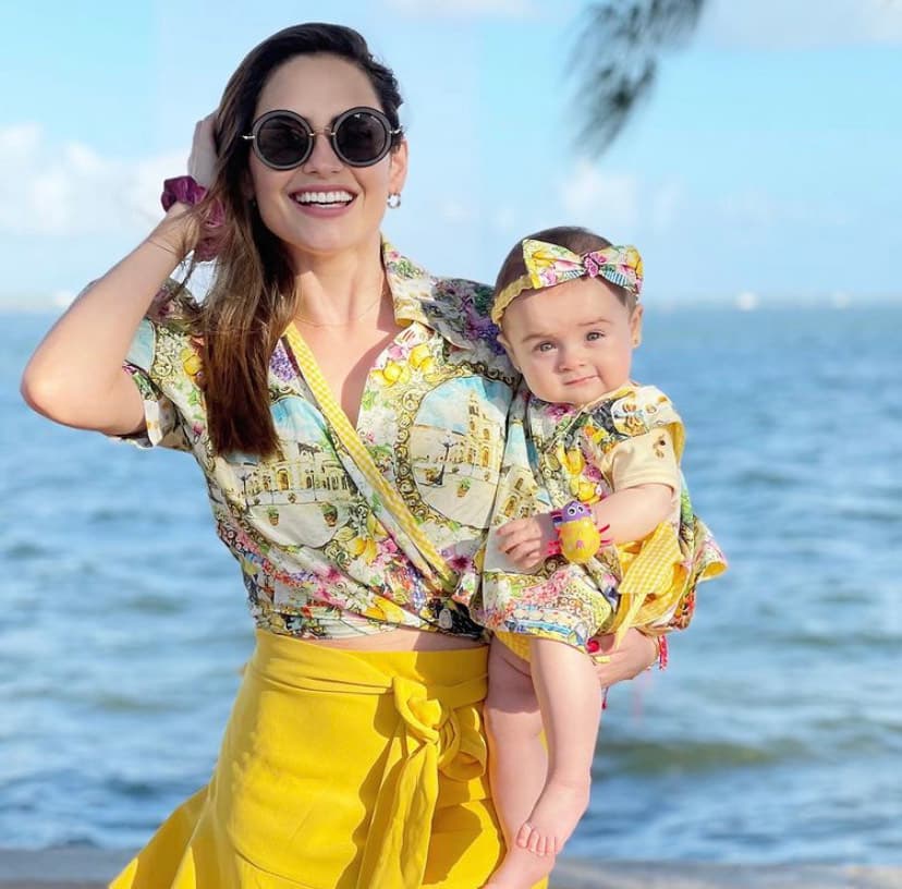 Michelle y Megan lucen sus outfits similares junto a la playa. Madre e hija han celebrado en este febrero el séptimo mes del nacimiento de un lazo inquebrantable.