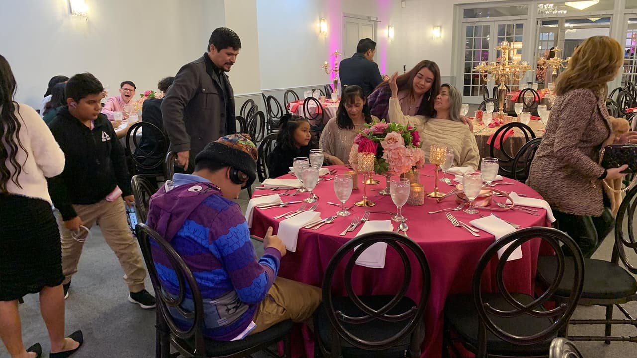Acompañada de familiares y amigos, la joven hispana pudo celebrar su fiesta de cumpleaños en el The Ballroom at Tanglewood en Houston.