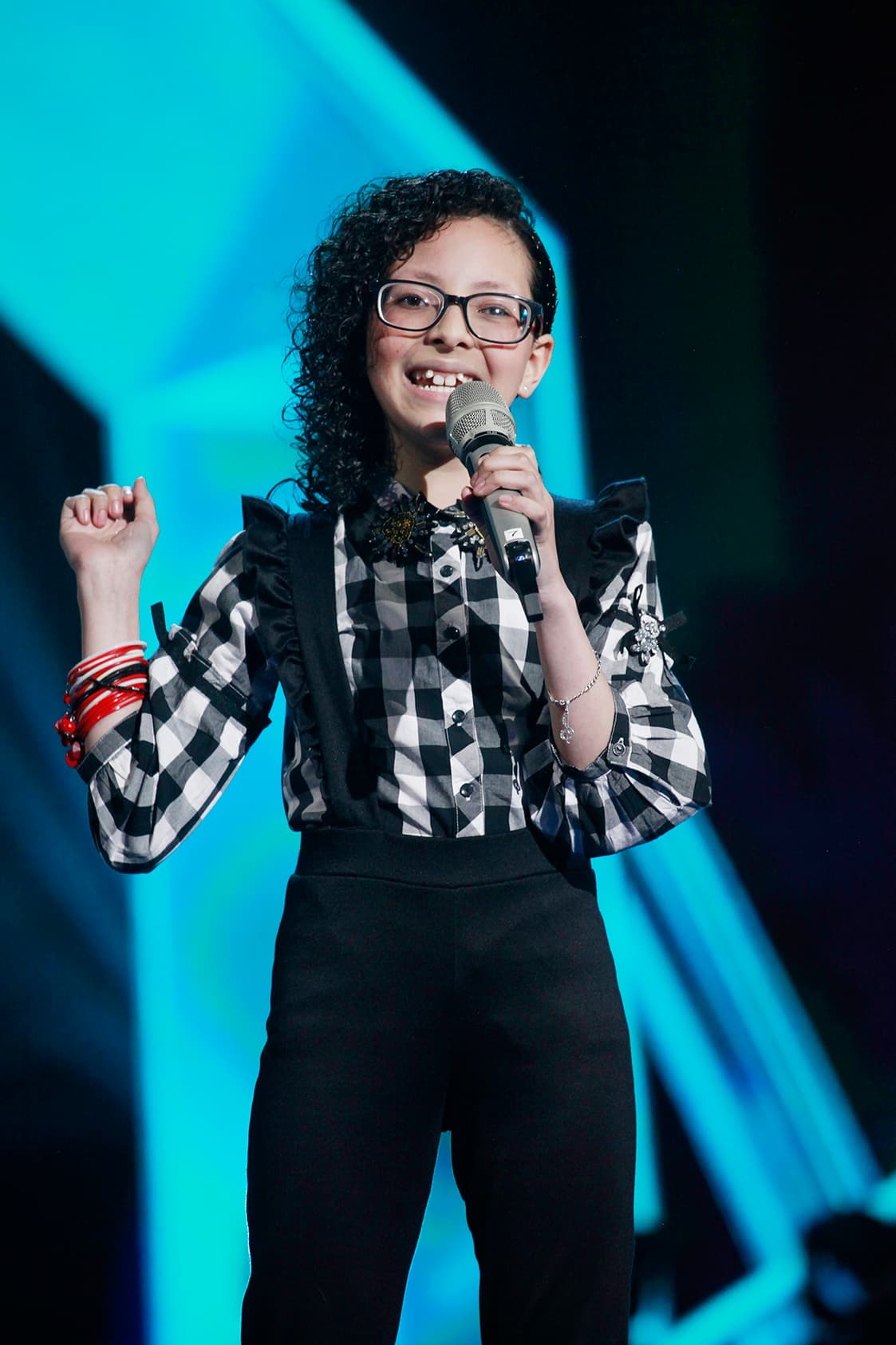 Taisia es una niña entregada y agradecida. En Pequeños Gigantes ha mostrado su gran capacidad vocal, pero aún sigue enfrentándose a uno de sus principales retos: bailar mientras está cantando y moverse con más soltura en el escenario.