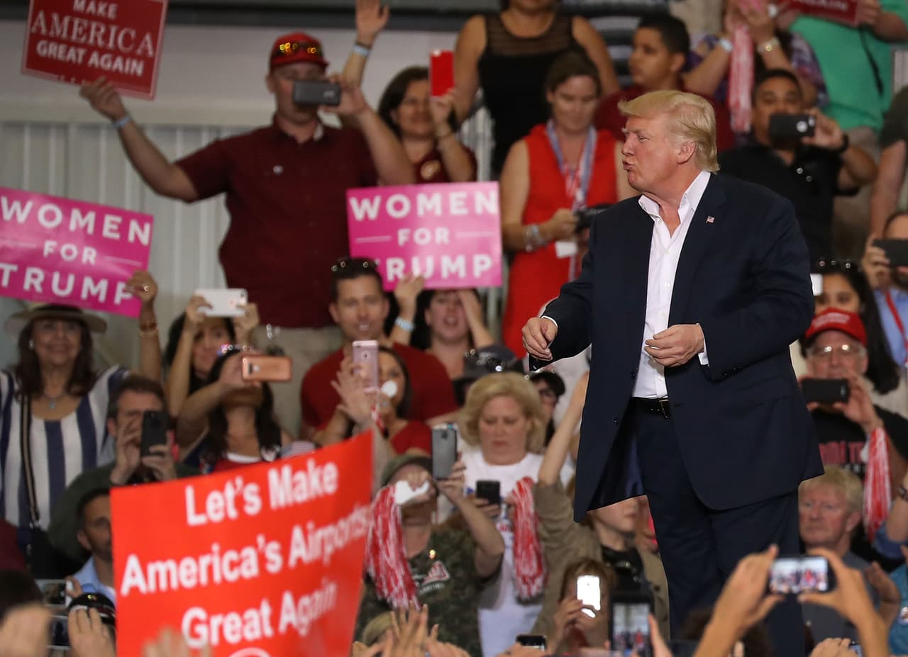 Este 18 de febrero de 2017, el presidente Donald Trump se encontró con sus seguidores durante un acto típico de una campaña política, en un hangar del aeropuerto Orlando-Melbourne, en Florida.
