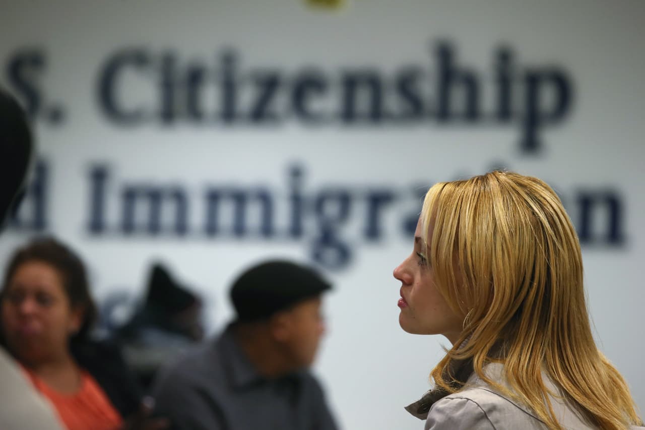 El gobierno cambiará la regla que exime a ciertos inmigrantes del pago de un trámite