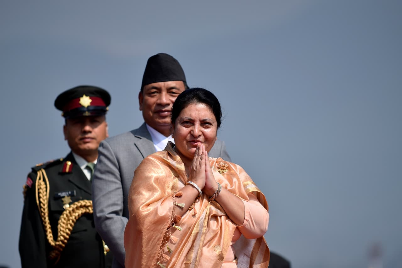 <b>Bidhya Devi Bhandari.</b> Esta activista feminista, dirigente del Partido Comunista de Nepal (marxista-leninista), fue electa por el Congreso de esa nación como presidenta en octubre de 2015. De esa forma, se convirtió en la primera mujer en ocupar ese cargo, y la segunda persona en gobernar ese país después de la desaparición de la monarquía nepalí. Anteriormente, había ocupado el puesto de ministra de la defensa. Se considera que es la responsable de garantizar que en la nueva constitución de la República, aprobada en 2015, se garantice la igualdad a los ciudadanos, y que un tercio de los políticos en Nepal sean mujeres, con las mismas oportunidades y derechos legales que los hombres. Esto constituye un gran logro dentro de una sociedad en la que tradicionalmente las mujeres se limitan principalmente a trabajar en las casas o en las granjas.