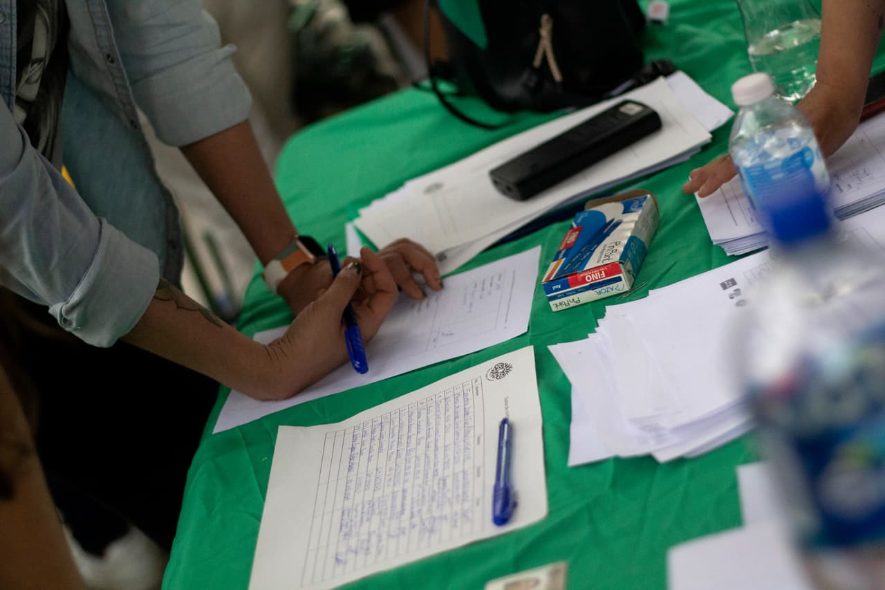 Recogida de firmas en apoyo de la legalización del aborto en el Día Internacional de la Mujer en Chihuahua, México, el miércoles 8 de marzo de 2023.