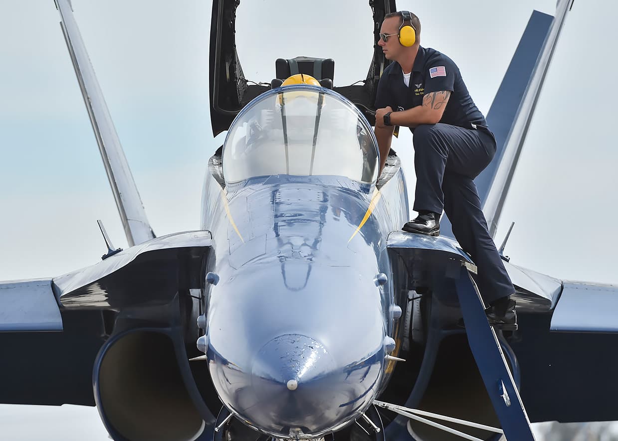 Este año, el equipo de los Blue Angels tiene 18 marines, tres pilotos C-130 y cinco tripulantes alistados en Fat Albert Airlines. Por último hay un piloto F / A-18 y nueve marines en el equipo para el mantenimiento de los aviones.
