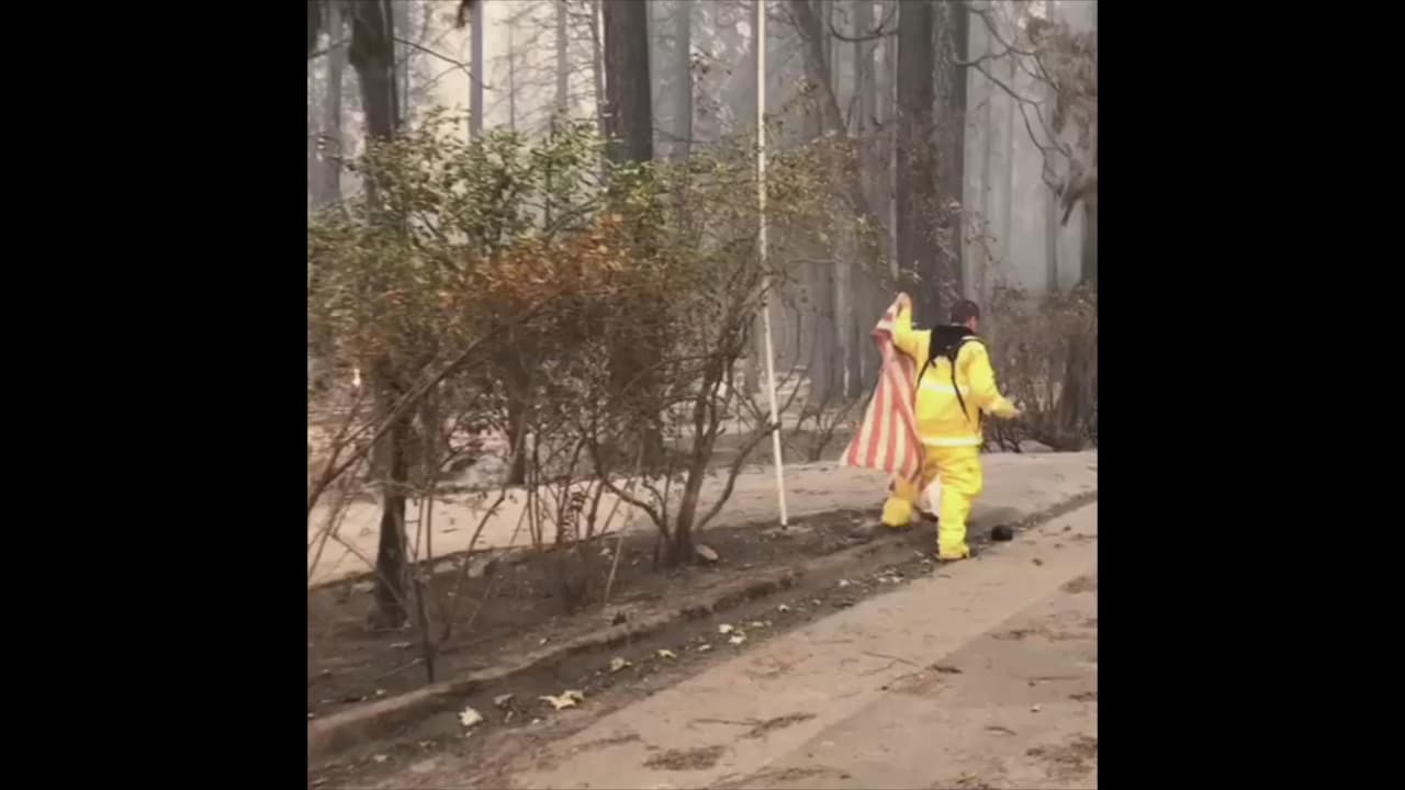 Un voluntario 'rescata' la bandera de EEUU del infierno en California: "Quería asegurarme de que fuera honrada y cuidada"