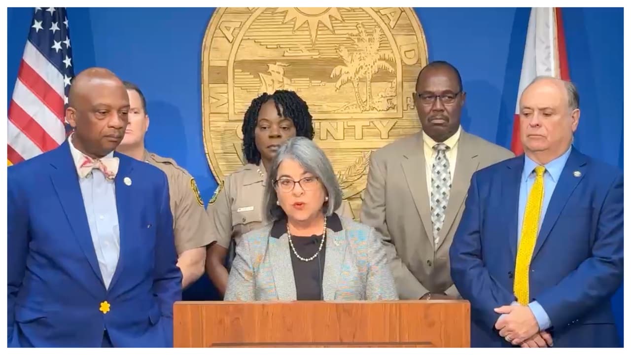 Director de policía llamó a alcaldesa de Miami-Dade a ofrecer su renuncia antes de dispararse a sí mismo