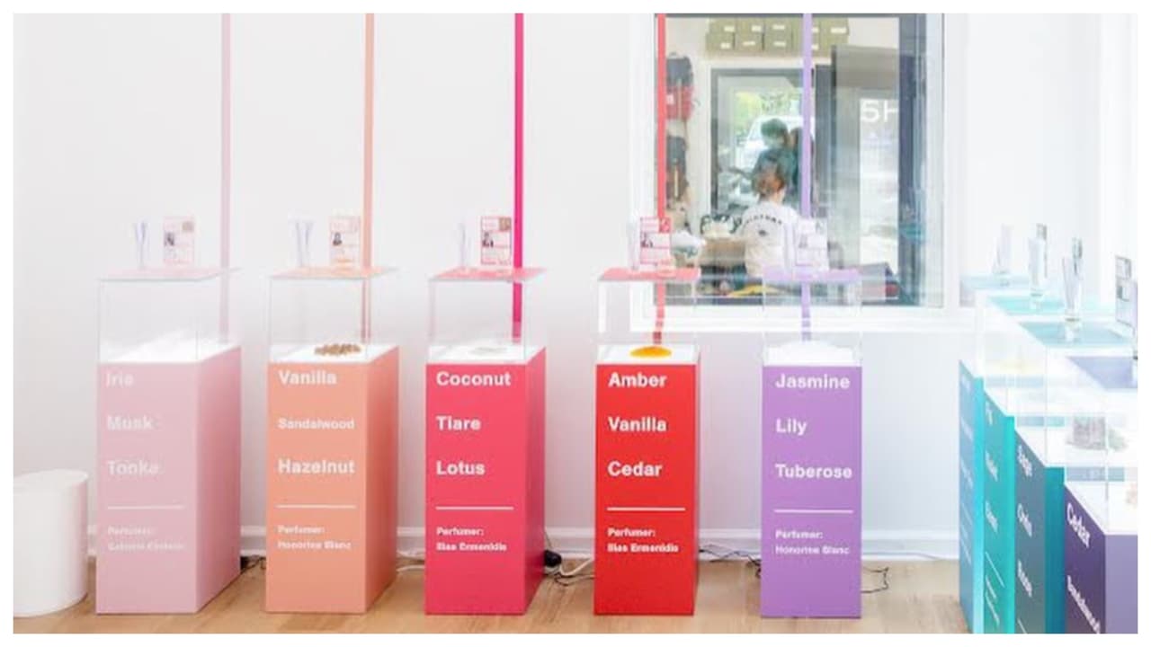 Clase de elaboración de perfumesEn OlFactory en West Village puedes crear tu propio aroma. Puedes elegir una base, mezclar y crear tu propio nombre personalizado para tu perfume personalizado. No es costoso. ¡Un regalo que le encantará a mamá!