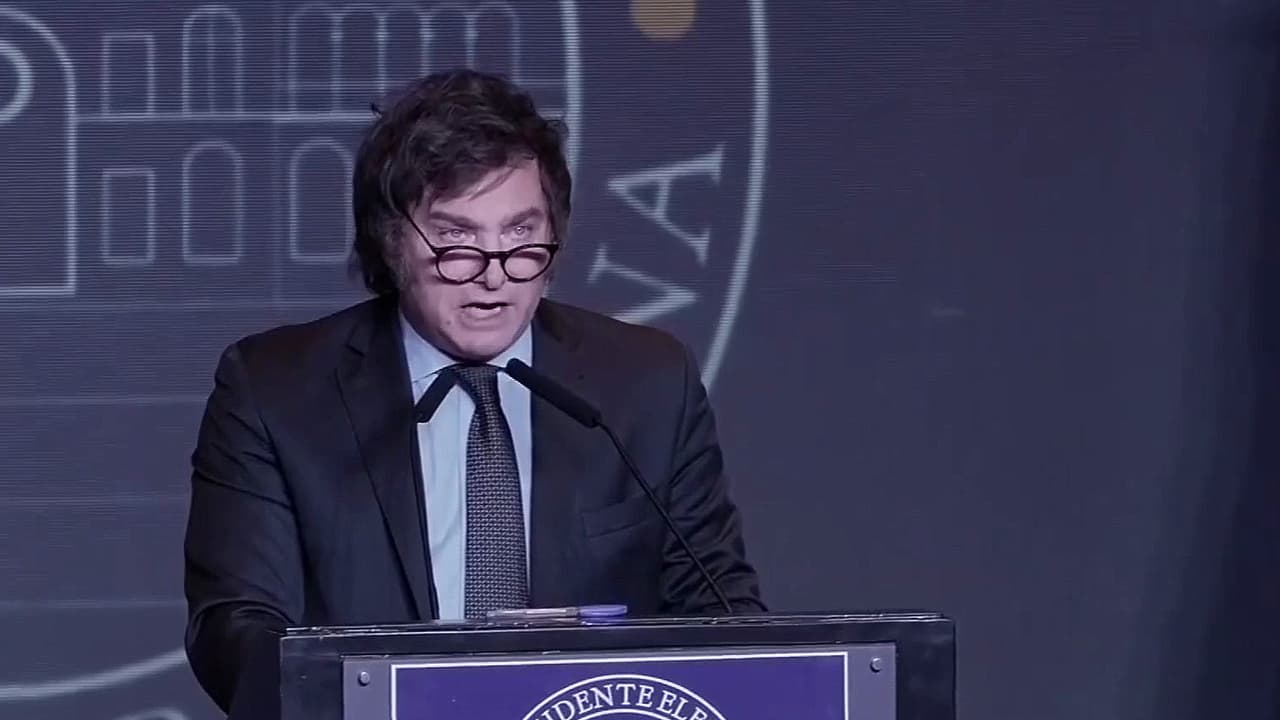 Javier Milei firma decreto para expulsar a extranjeros que difundan mensajes de odio contra argentinos