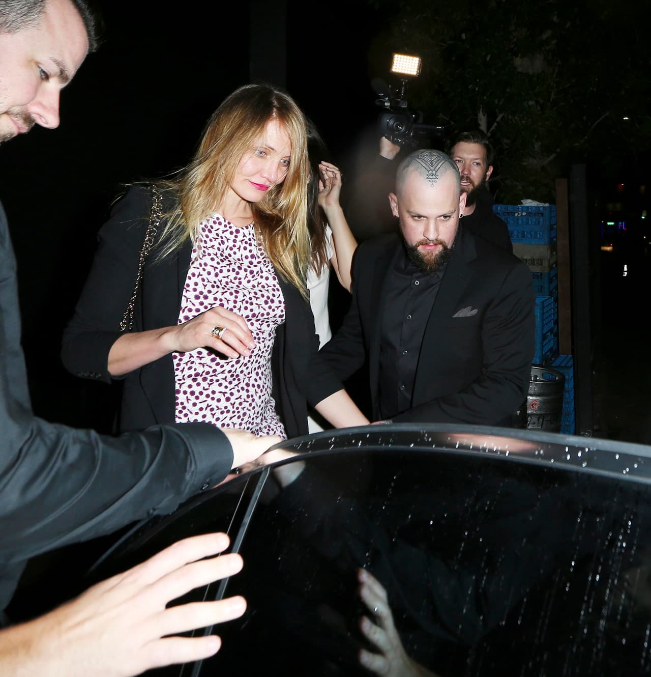 Con ayuda de su marido logró llegar a su automóvil.