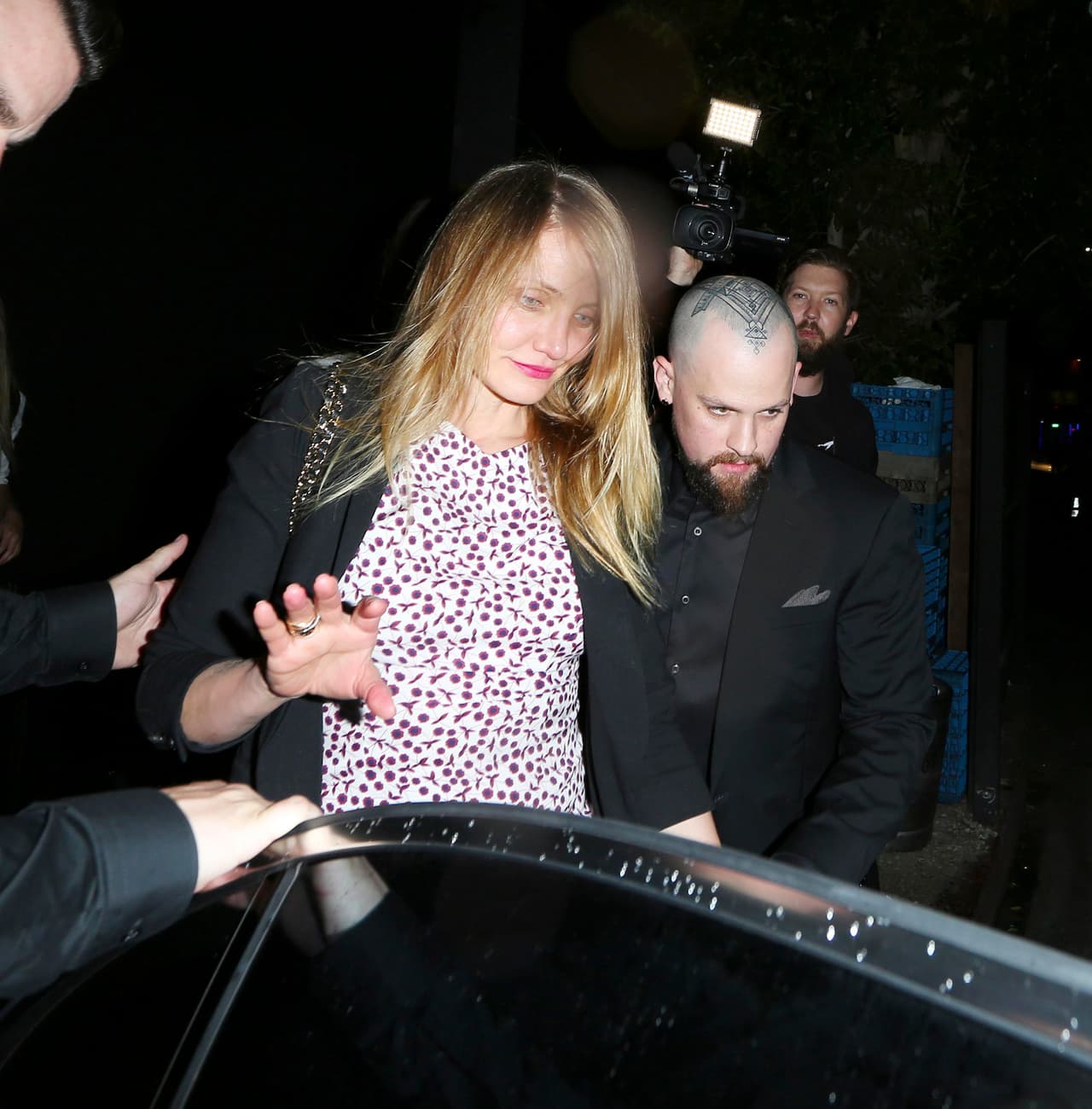 Los paparazzi no perdieron el tiempo, captaron la salida del famoso matrimonio.