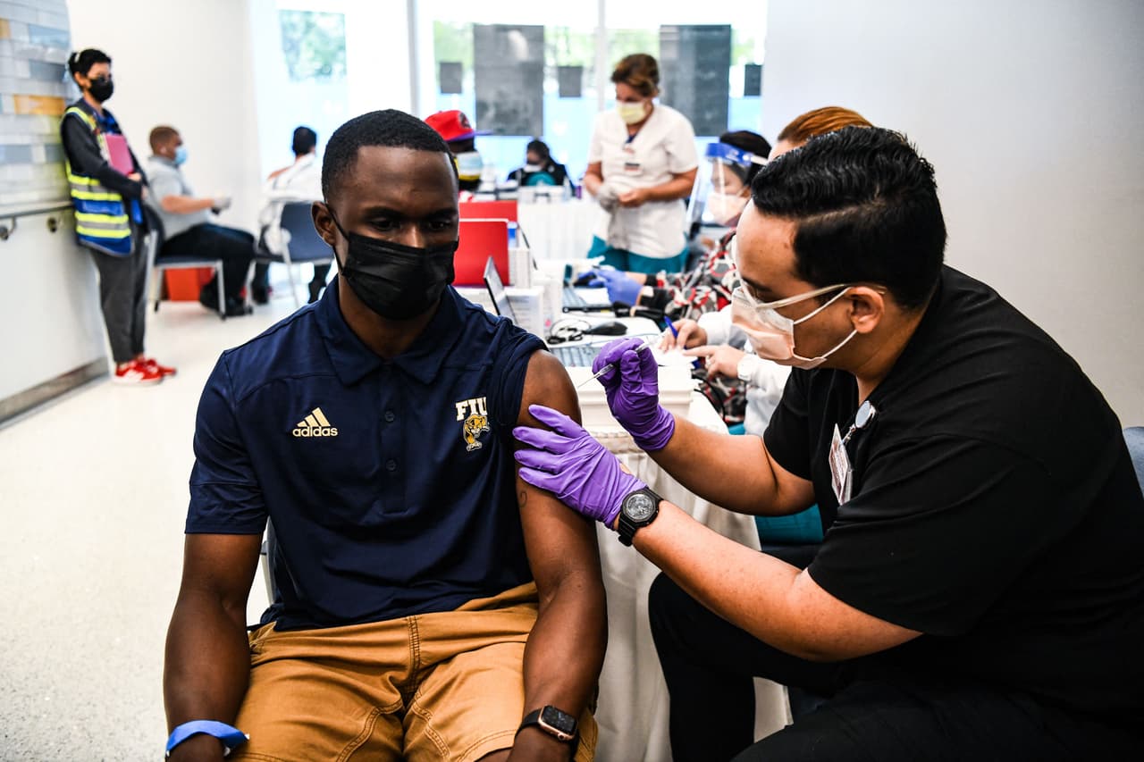 Los participantes deberán someter la tarjeta de vacunación 
<a href="https://login.fiu.edu/" target="_blank">aquí al sitio web</a> dispuesto por FIU para este propósito. 
<br>