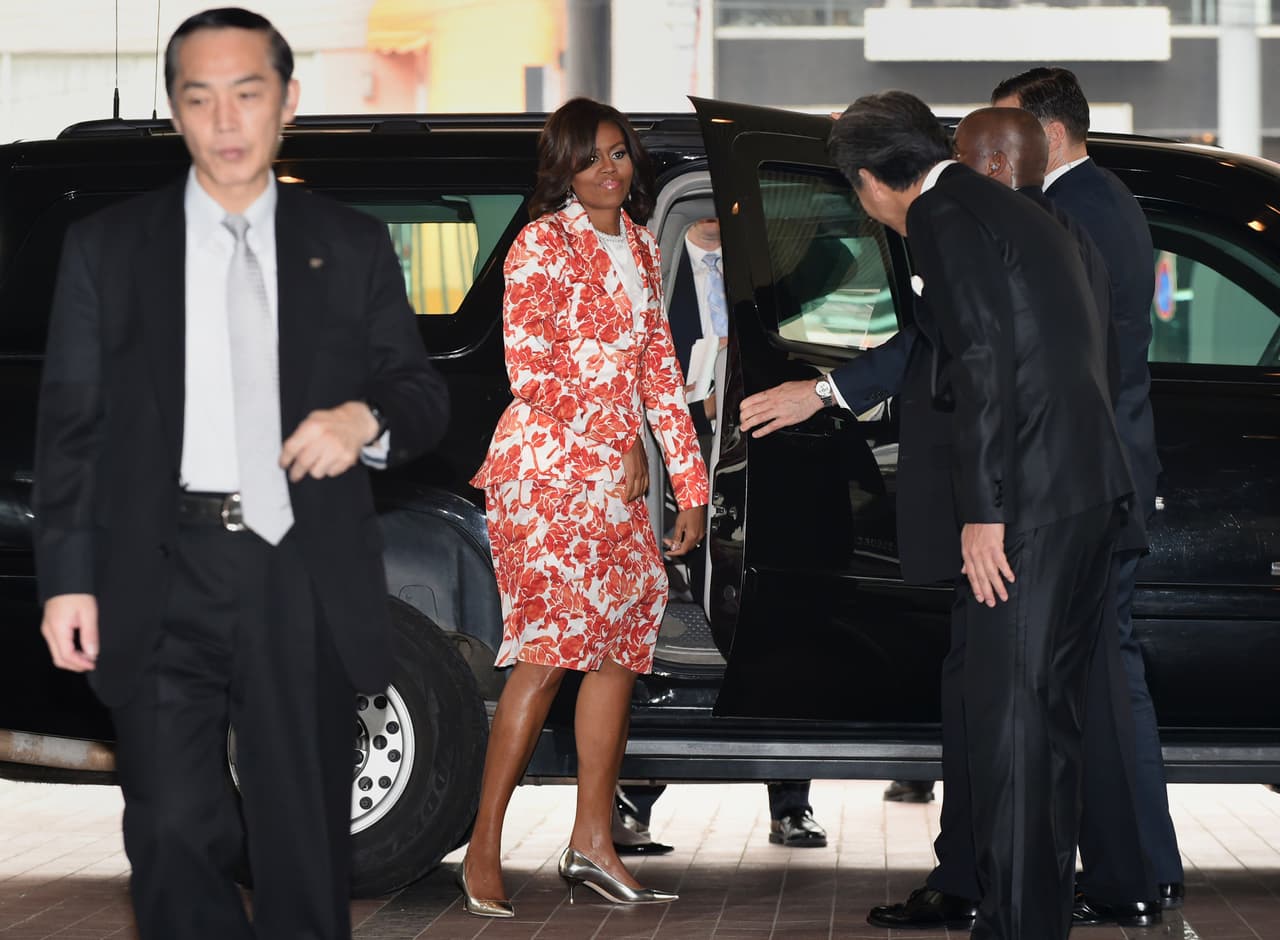Para su viaje por Japón, promocionando su programa de educación para las niñas, Michelle Obama se mantuvo fiel a un espíritu primaveral y eligió un sastre de falda de un único estampado naranja.