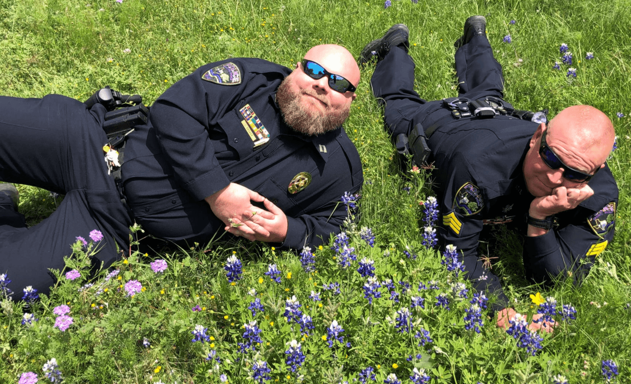 “¡Es la época del año!”: Policías texanos posan junto a las flores bluebonnets